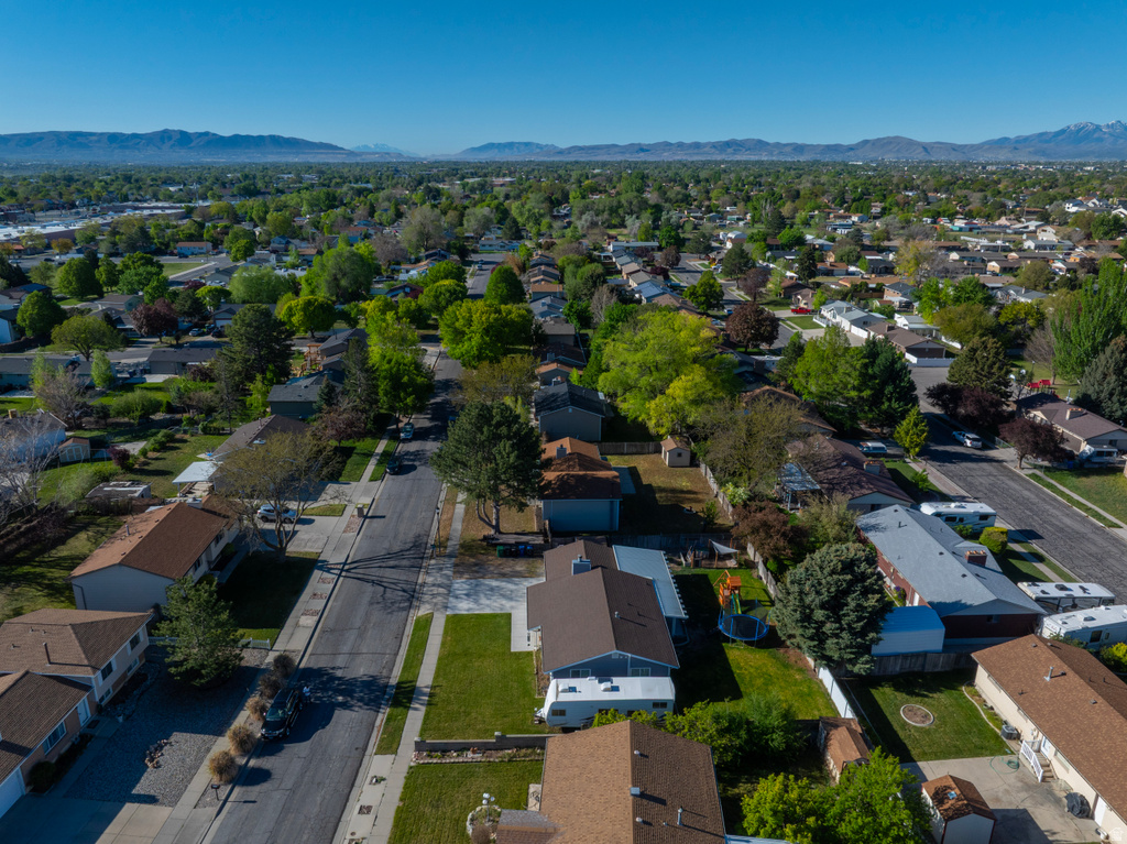 6848 S RUNNING SPRINGS DR West Jordan, UT 84084