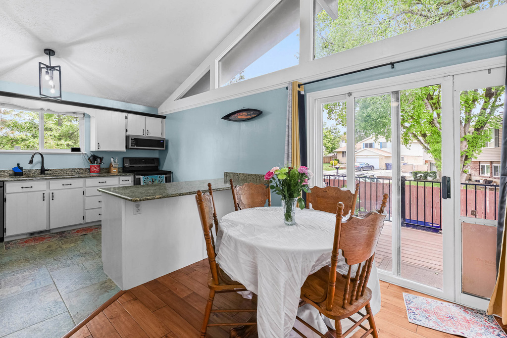 9107 S PEACH BLOSSOM DR Sandy, UT 84094