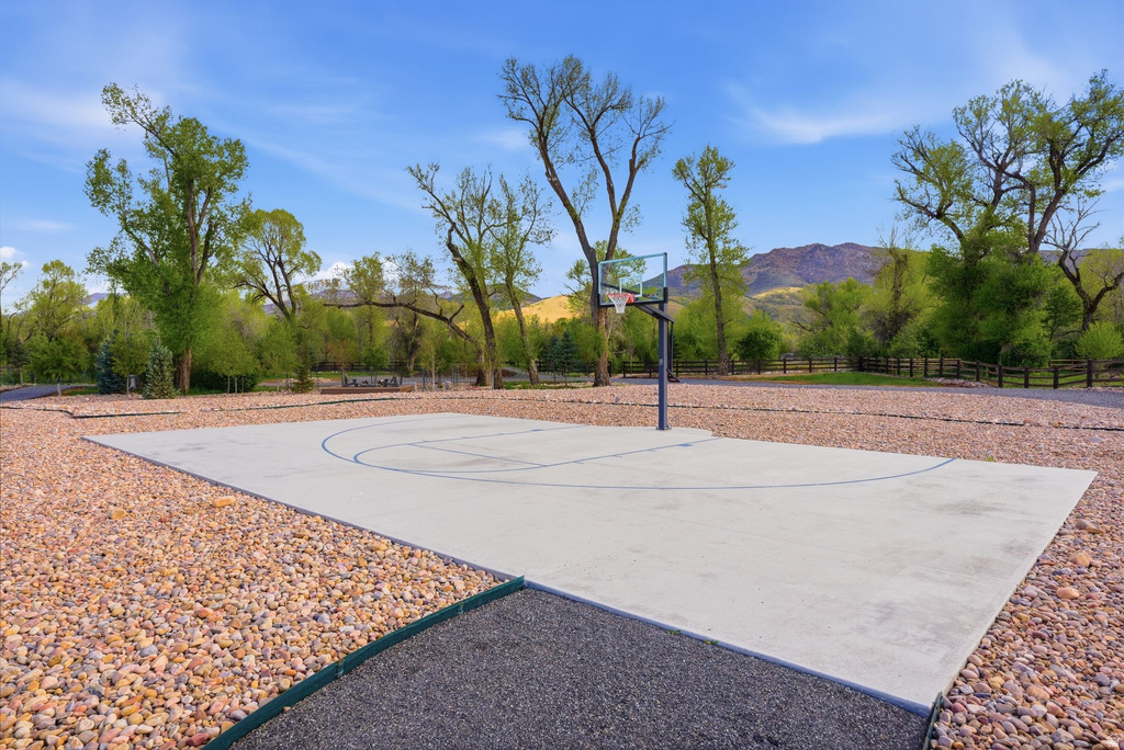 1034 S 9150 E Huntsville, UT 84317
