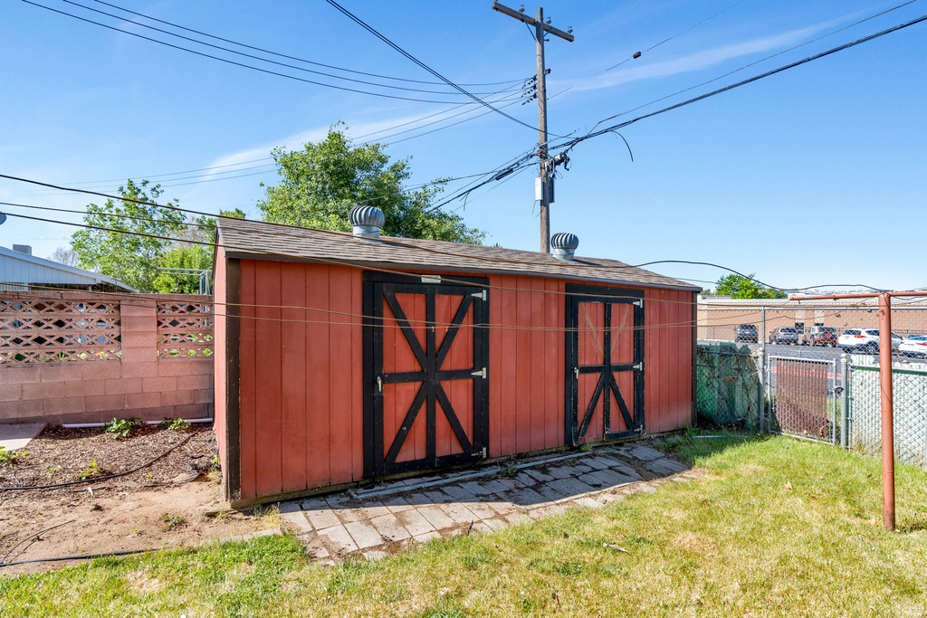 9768 S GARNET DR Sandy, UT 84094