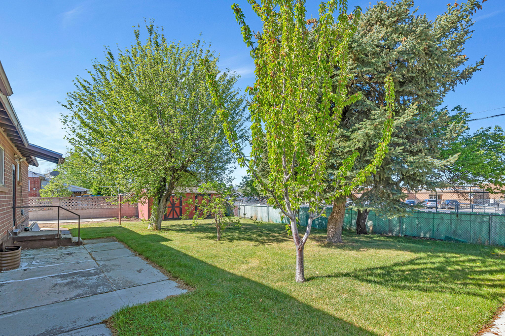 9768 S GARNET DR Sandy, UT 84094