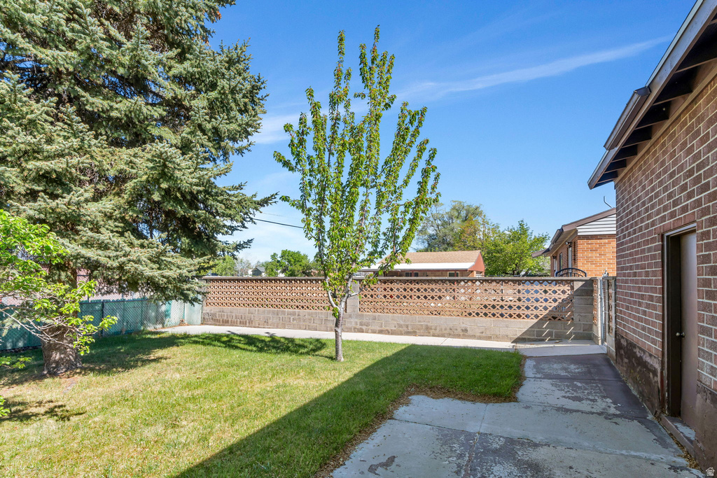 9768 S GARNET DR Sandy, UT 84094