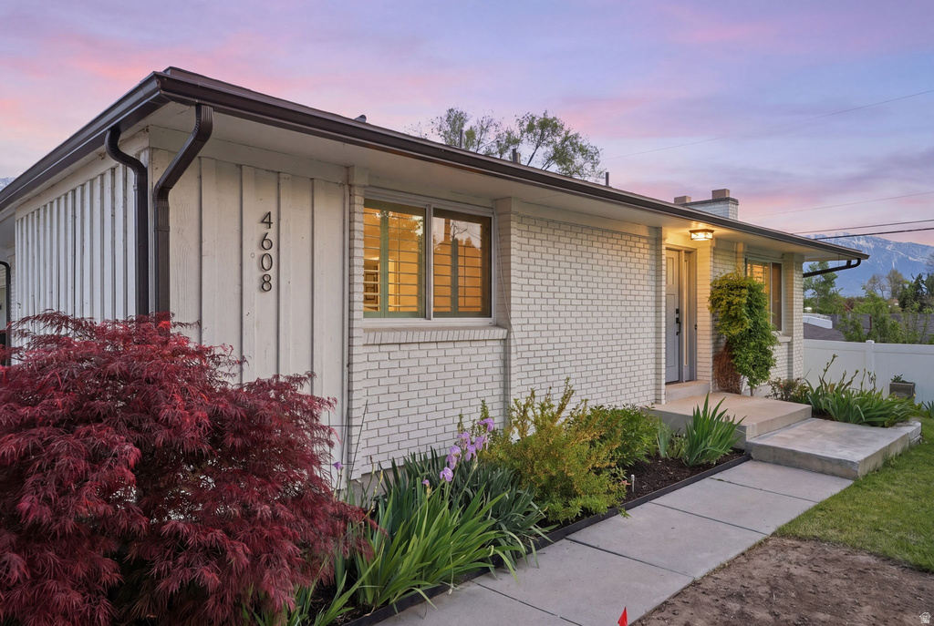 4608 S LOCUST LN Holladay, UT 84117