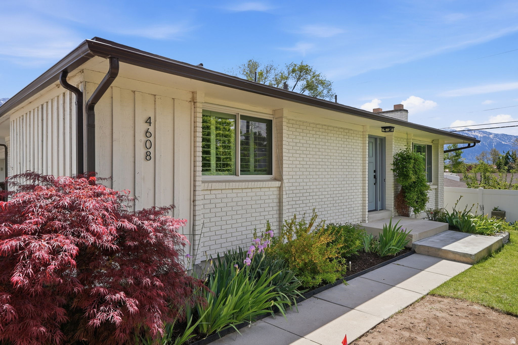 4608 S LOCUST LN Holladay, UT 84117