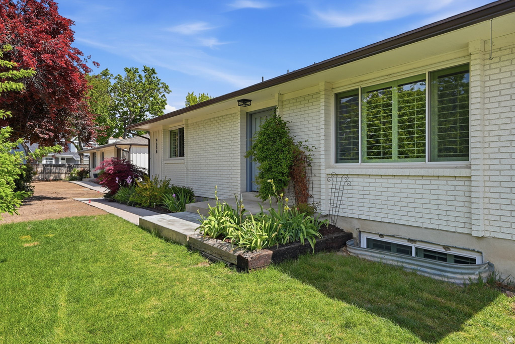 4608 S LOCUST LN Holladay, UT 84117