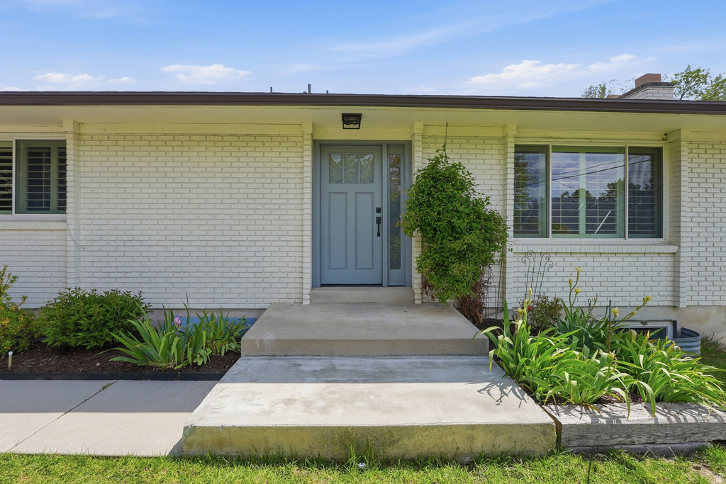 4608 S LOCUST LN Holladay, UT 84117