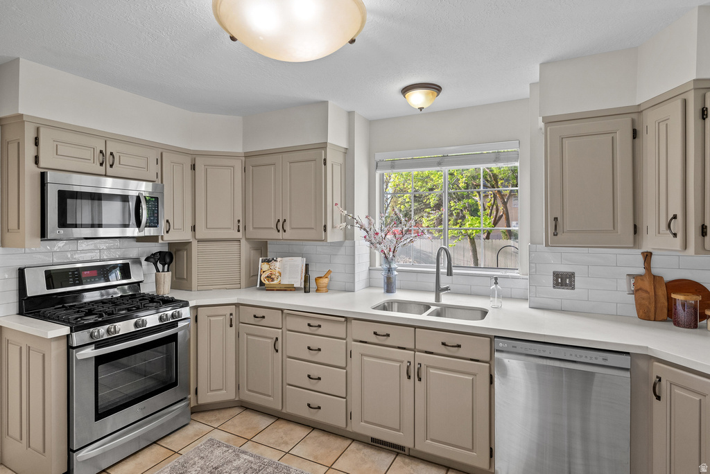 2247 E WILLOW HILLS DR Sandy, UT 84093