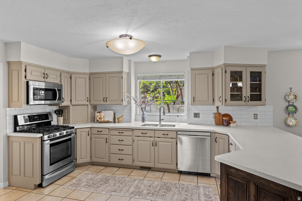 2247 E WILLOW HILLS DR Sandy, UT 84093