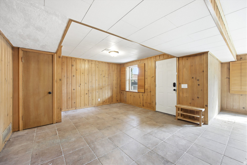 2484 E SKYLINE DR Salt Lake City, UT 84108