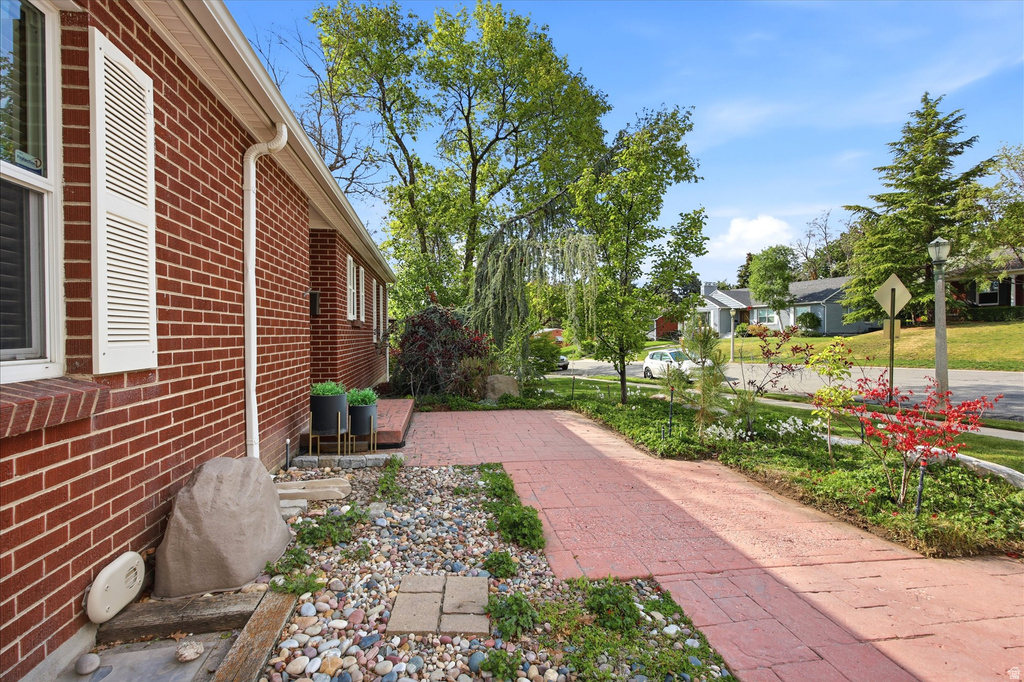2484 E SKYLINE DR Salt Lake City, UT 84108