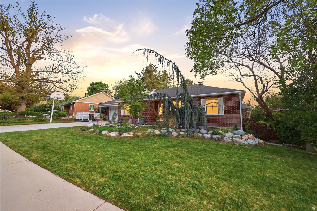 2484 E SKYLINE DR Salt Lake City, UT 84108