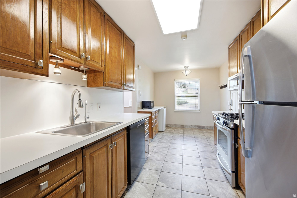 2484 E SKYLINE DR Salt Lake City, UT 84108