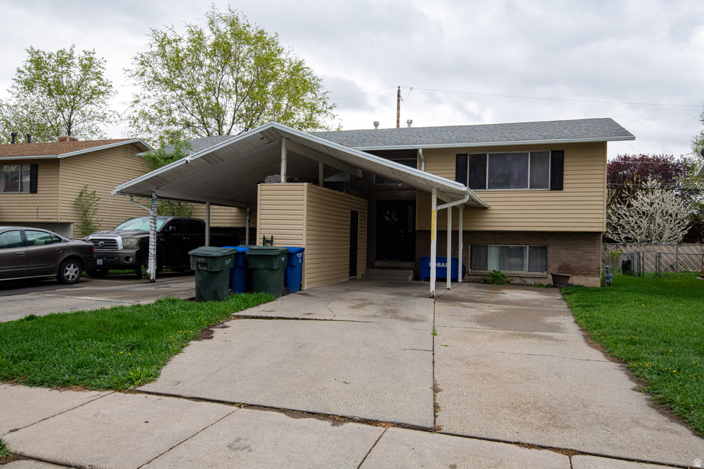 1913 W HYANNIS DR West Valley City, UT 84119
