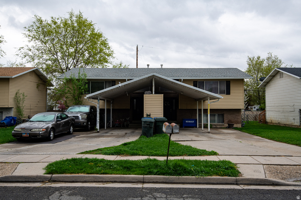 1913 W HYANNIS DR West Valley City, UT 84119