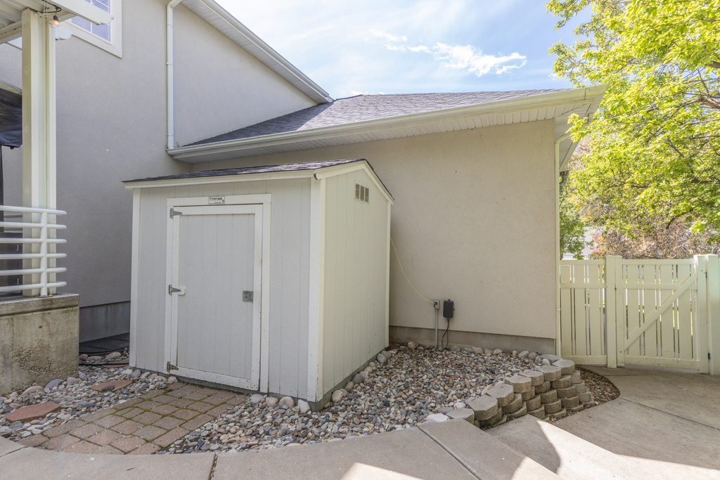 2573 E KAYS CREEK DR Layton, UT 84040