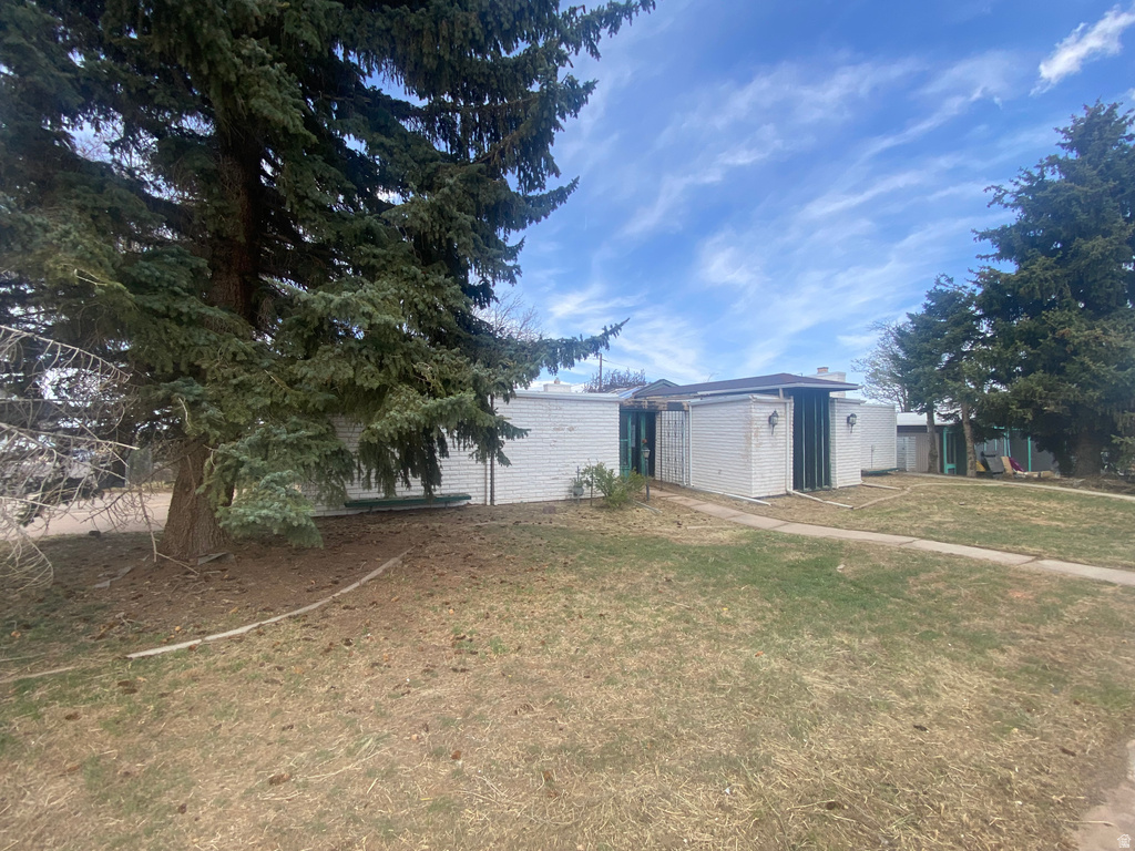 982 SPRUCE ST photo 2