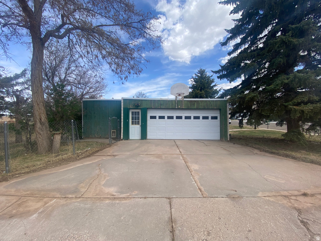 982 SPRUCE ST photo 3