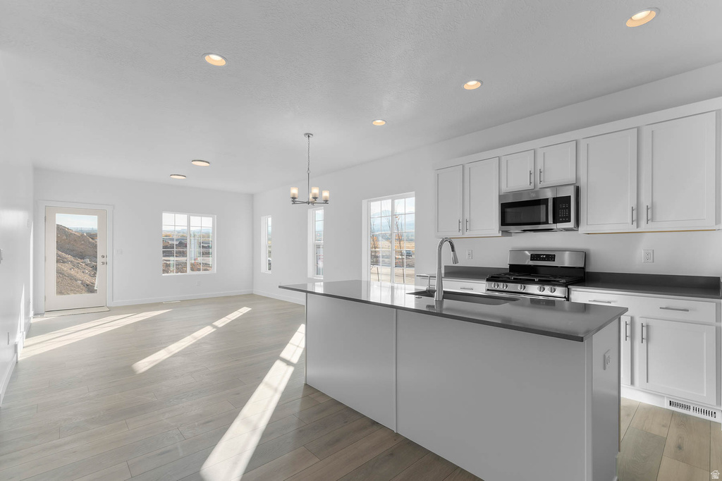 8203 W GALLATIN PEAK RD Magna, UT 84044