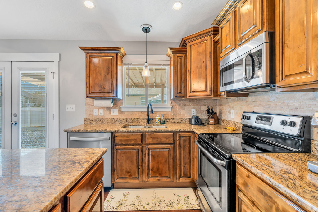 2454 E OX YOKE DR Eagle Mountain, UT 84005