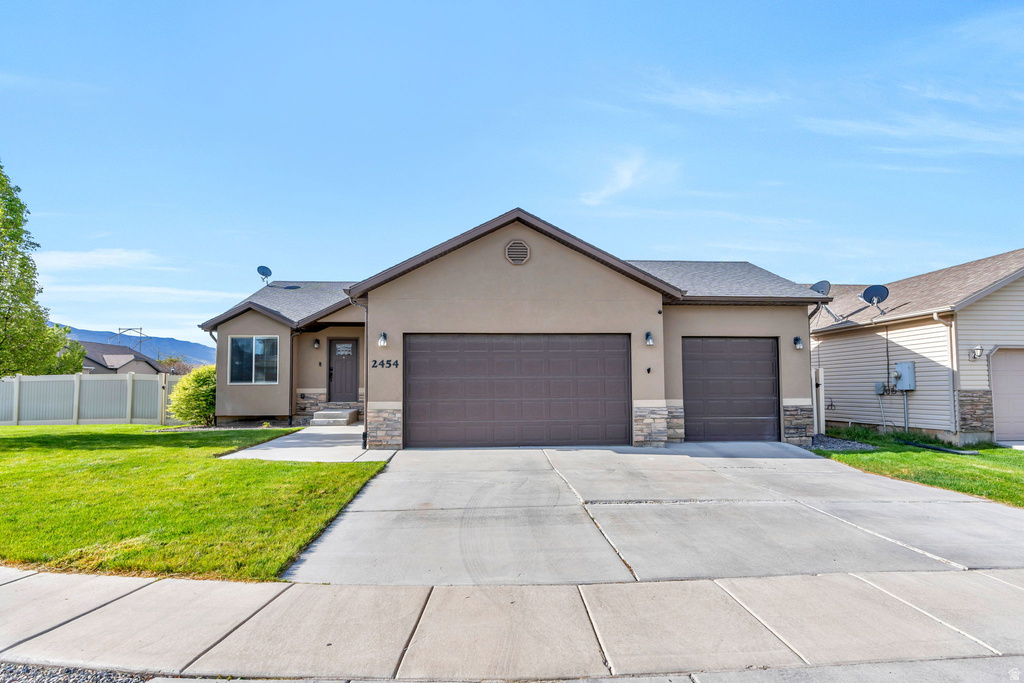 2454 E OX YOKE DR Eagle Mountain, UT 84005