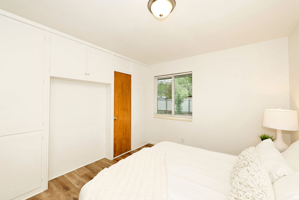 1740 E SOUTHMOOR DR Salt Lake City, UT 84117