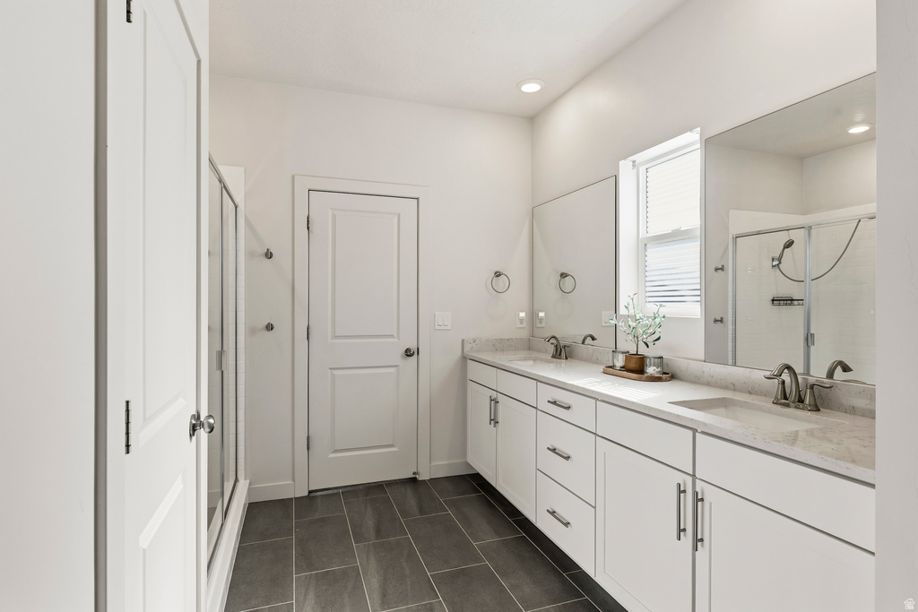 Dual vanity with undermount sinks and light-toned countertops