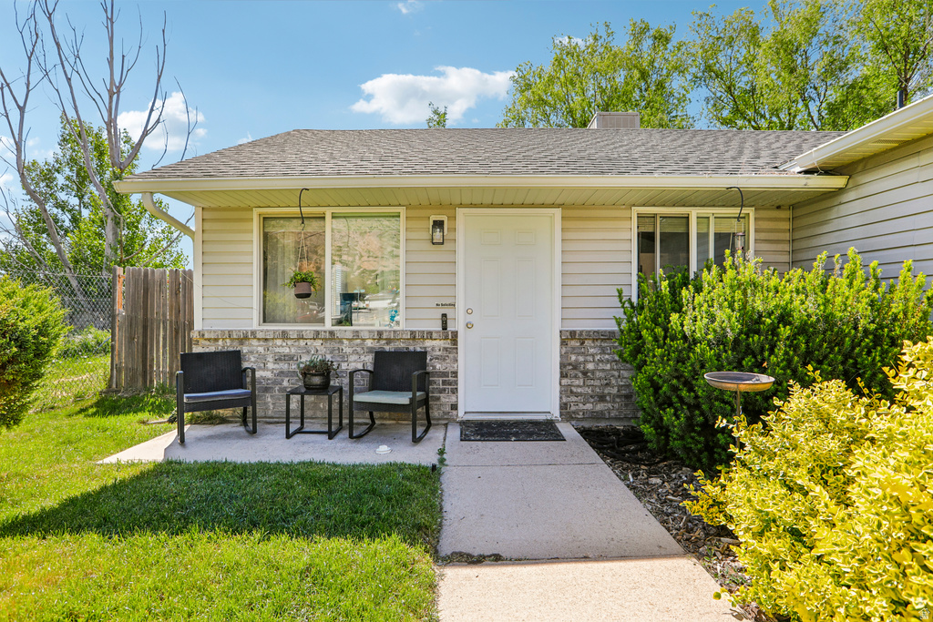 1431 N MADISON AVE photo 2