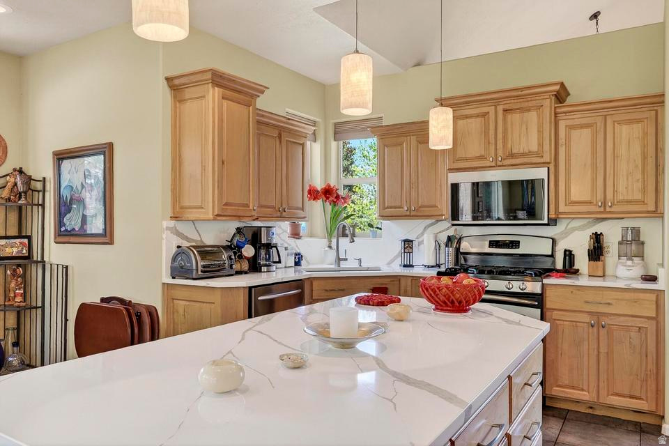 2133 W SUNSET POINTE DR photo 4