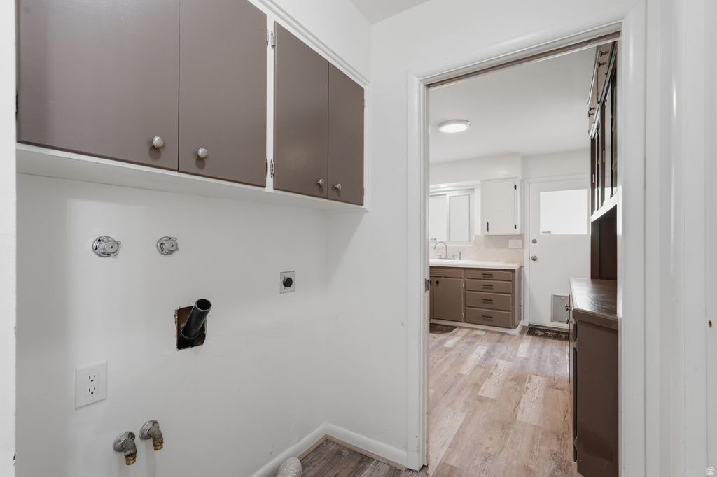 Dedicated laundry area with upper cabinetry