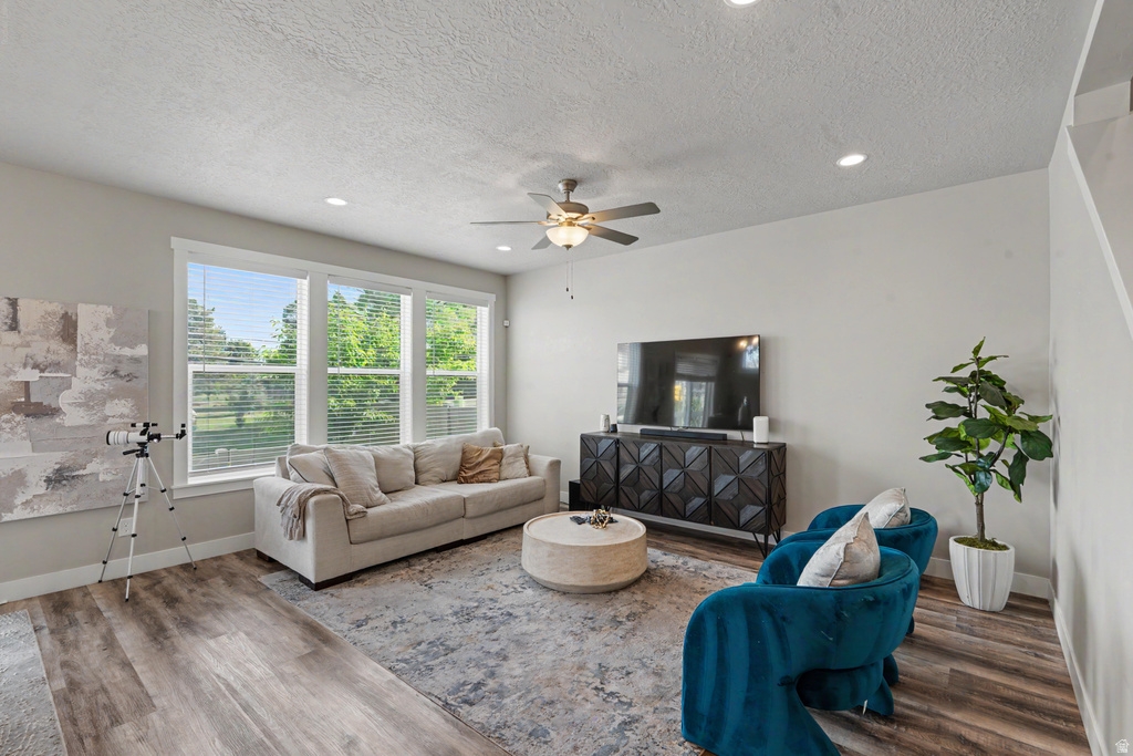 1303 E WEYBURN LN photo 4