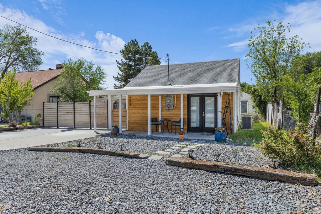 1559 W SHELLEY AVE photo 2