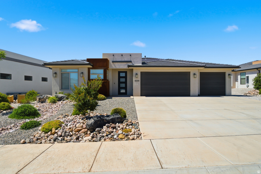 3039 E PHOTINIA DR photo 2
