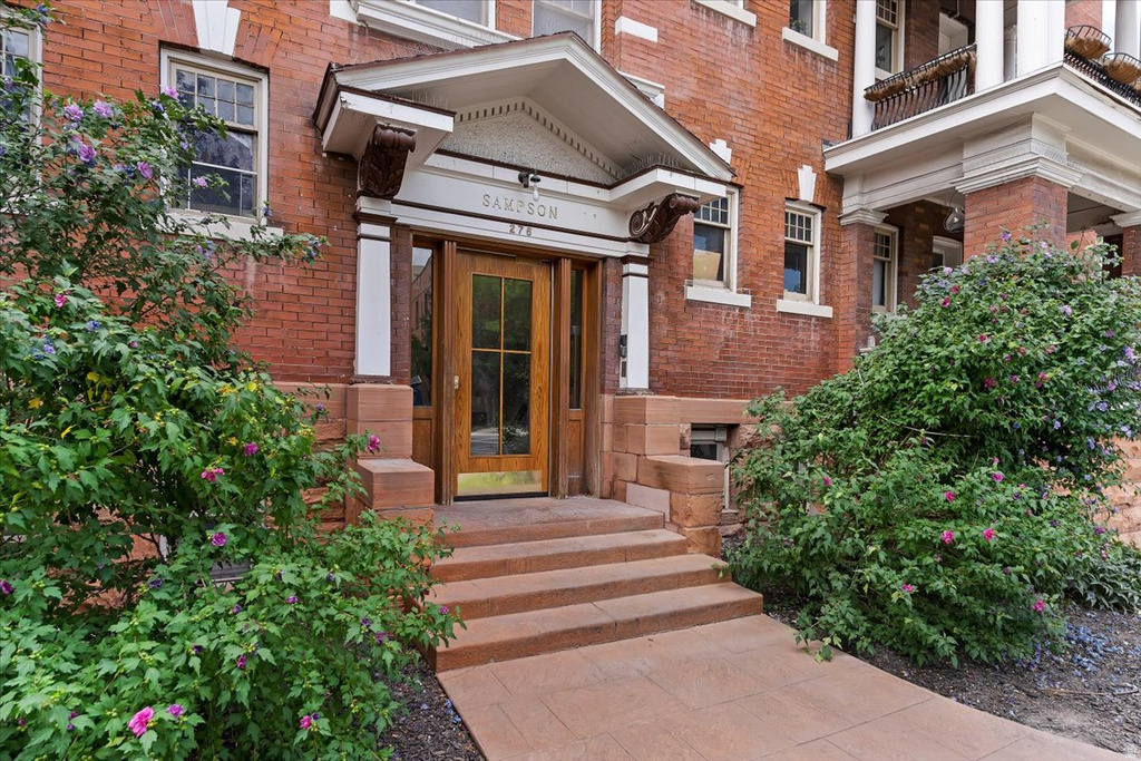 276 E BROADWAY photo 3