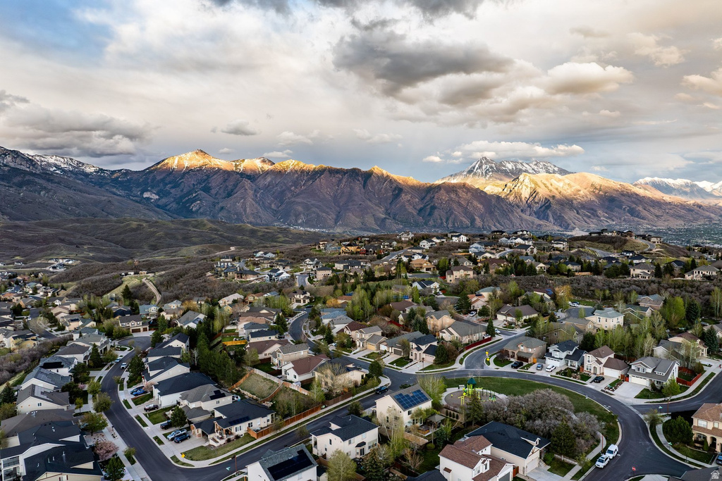 Expansive residential development featuring mature trees and a curvilinear street plan
