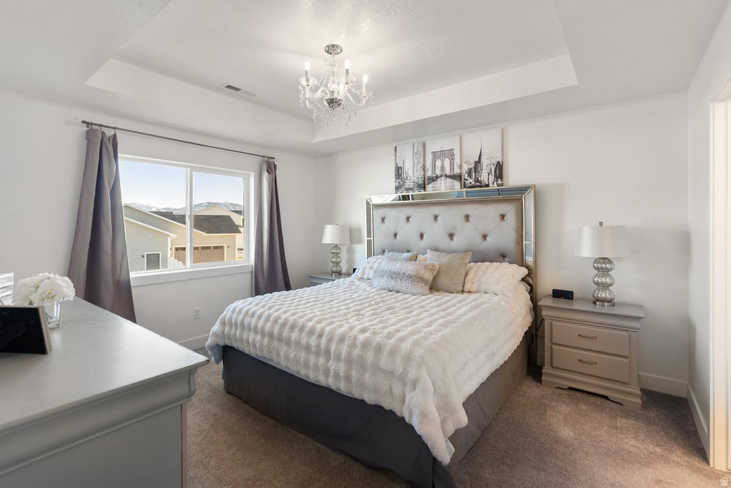 Tray ceiling with a chandelier light fixture