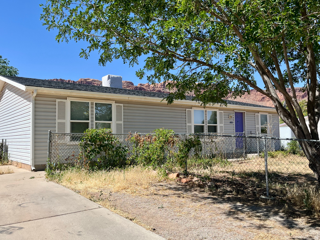 1430 E HUNTCREEK DR photo 3