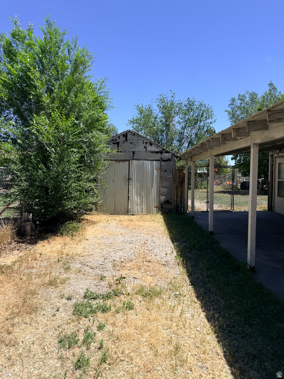 329 S CARBON AVE photo 2