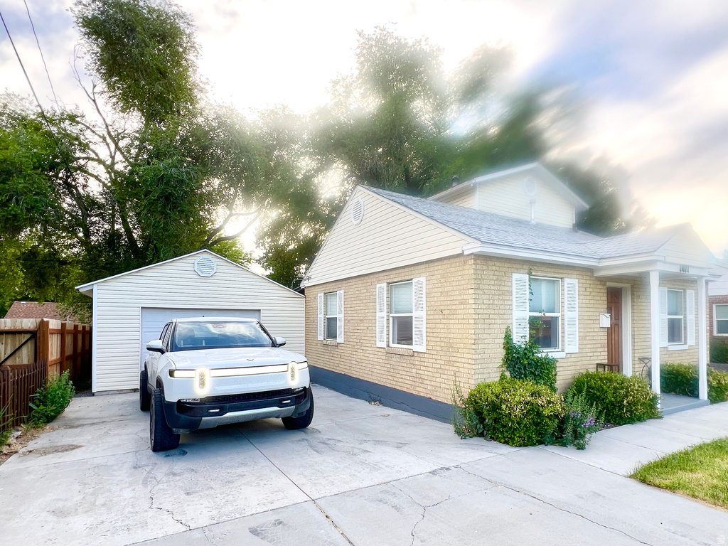 1071 CRESCENT DR photo 2