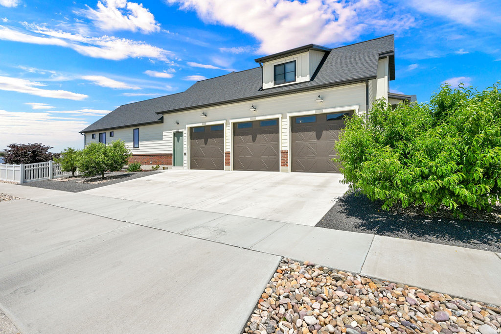 151 N WELDEN WAY photo 3