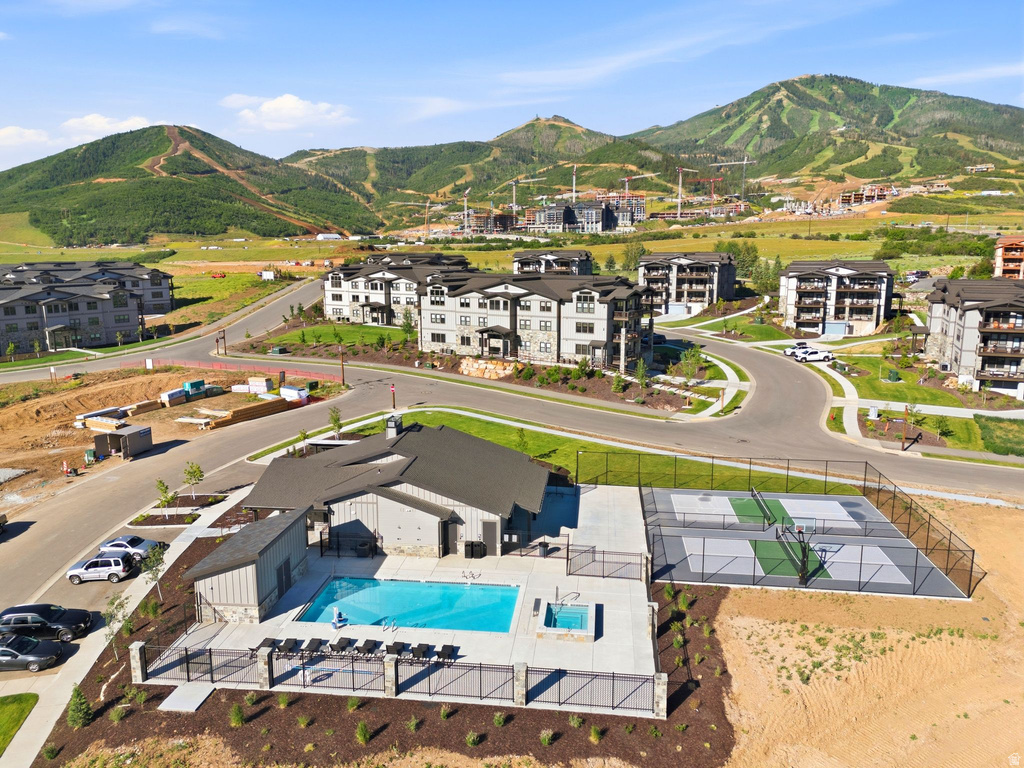 Community amenities featuring a swimming pool, hot tub, and sports court