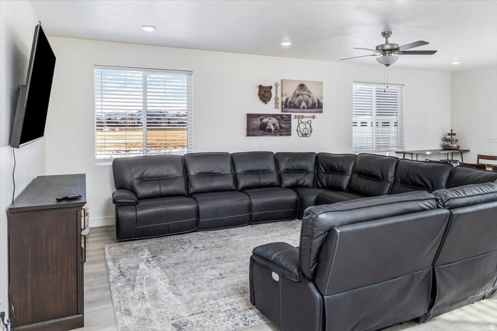 156 E SAILORS WAY photo 4