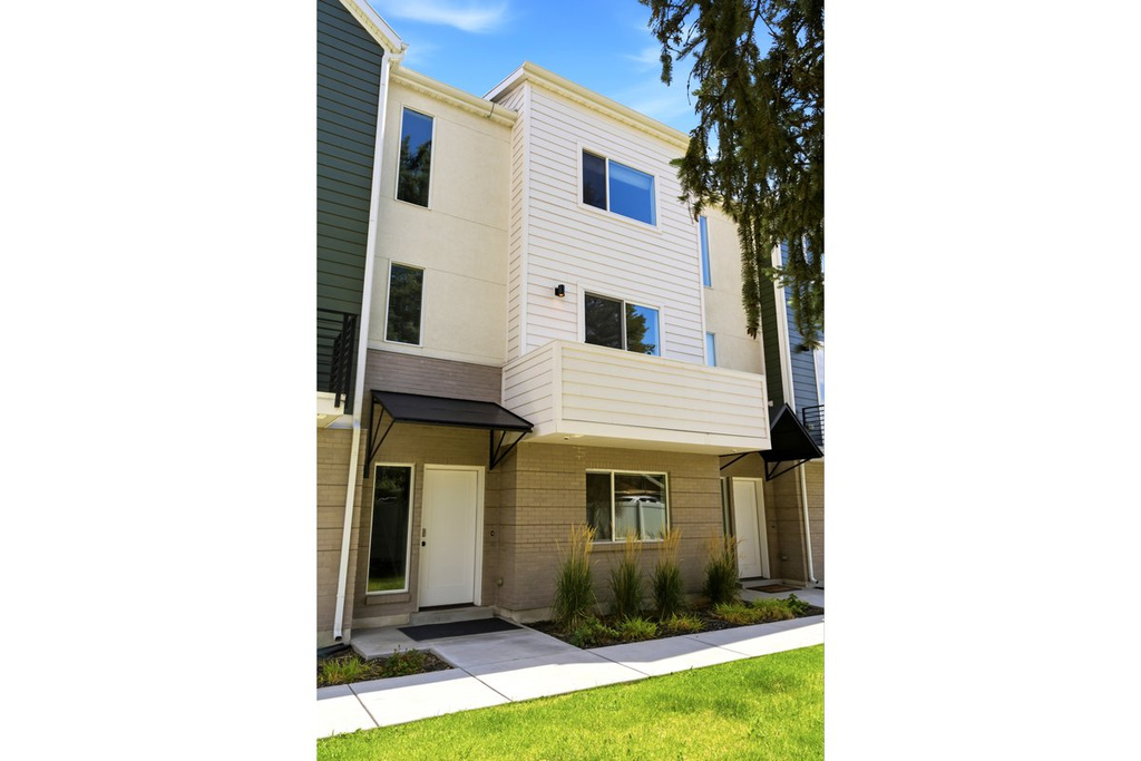 469 ALICE WAY photo 3