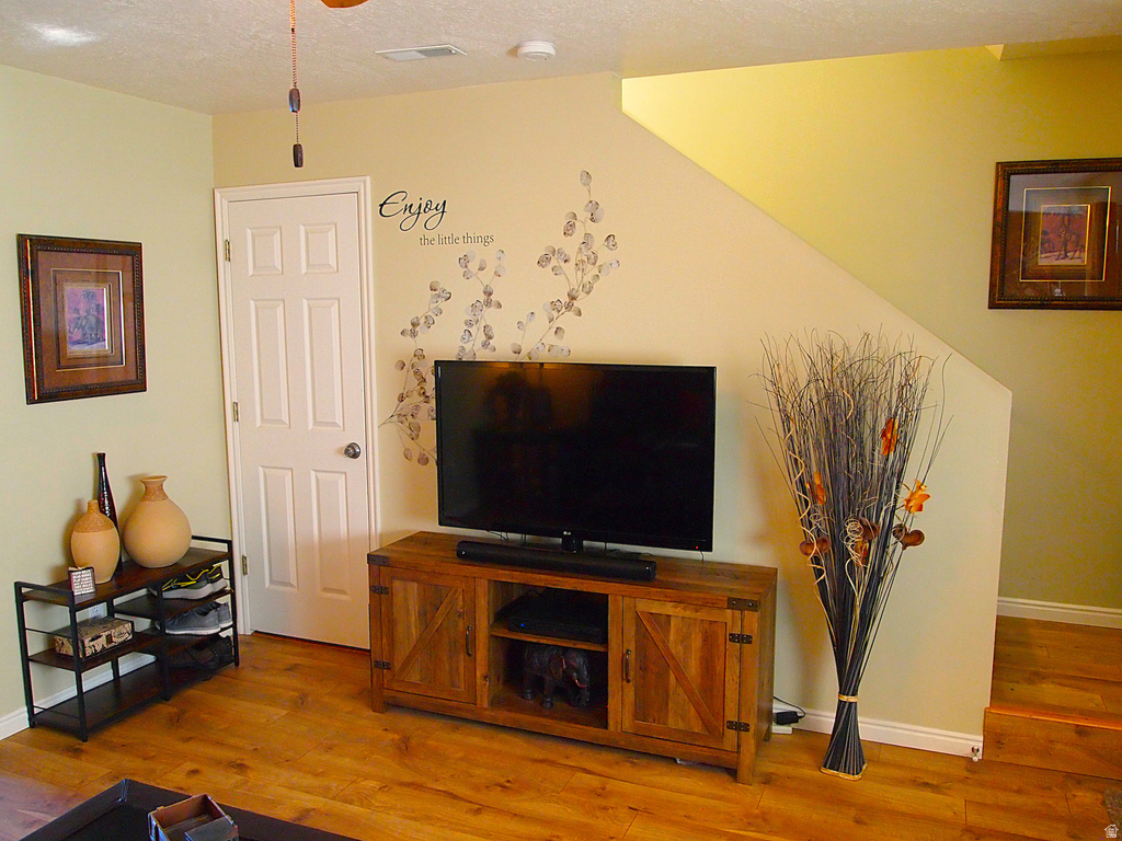 930 N NEWBERG DR photo 3