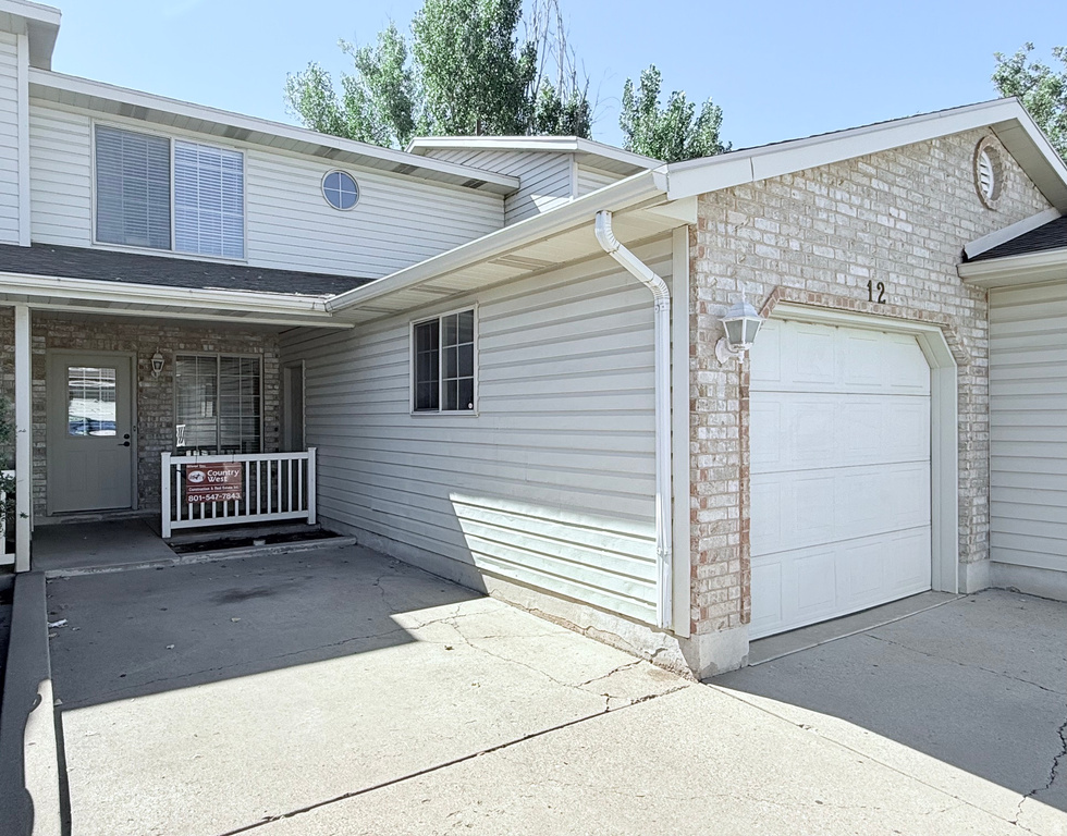 438 ROSEWOOD LN photo 2