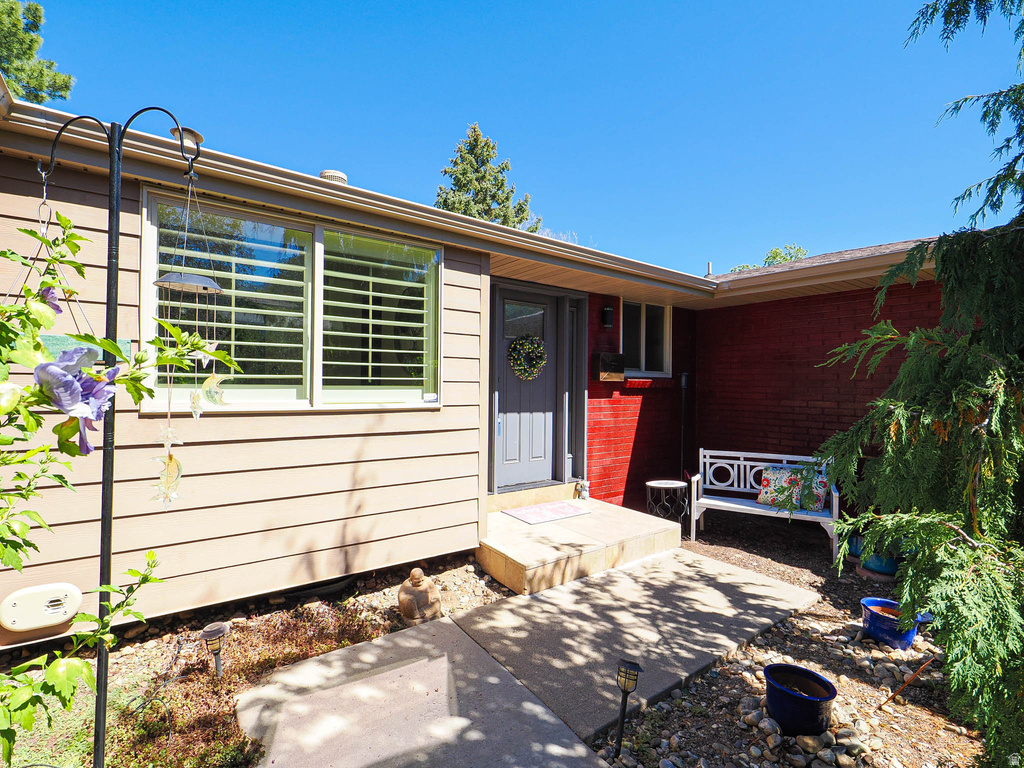 2425 E CINNABAR LN photo 3