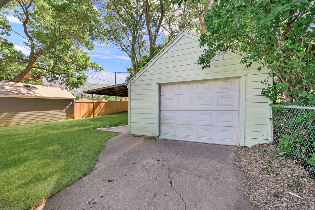 2320 TYLER AVE photo 3