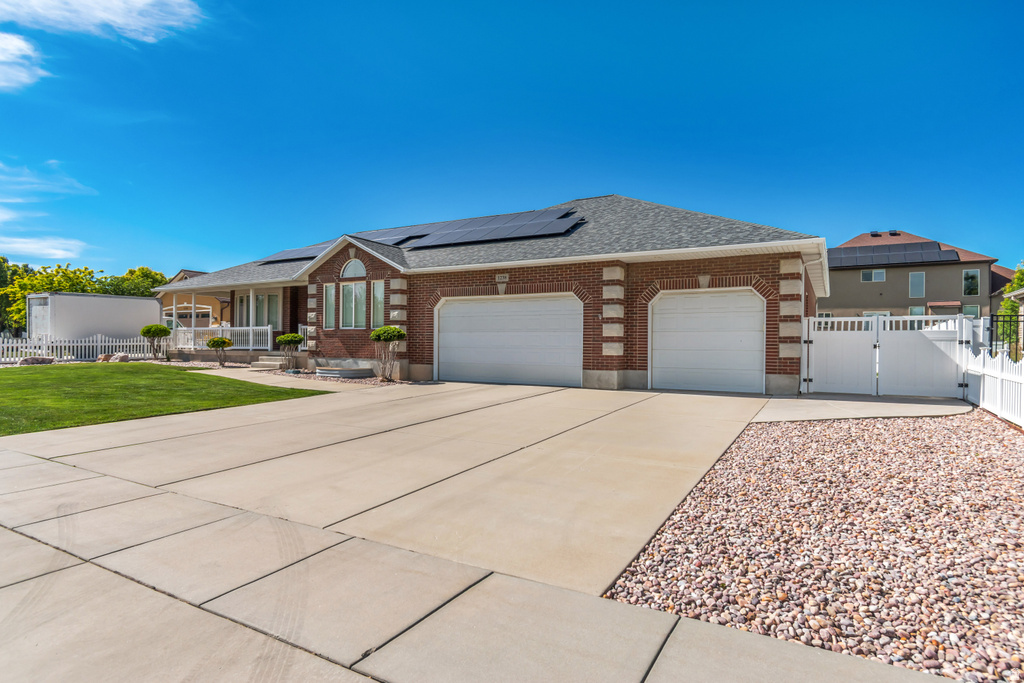 1238 W TRIMBLE LN photo 3