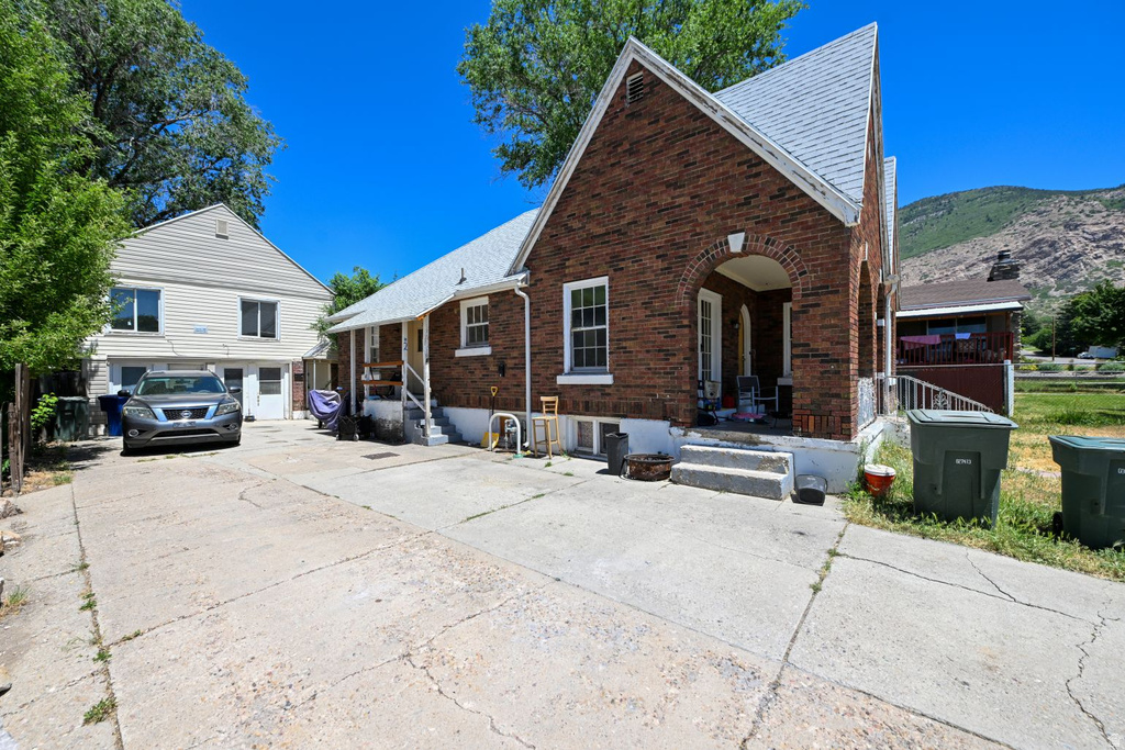 1436 SWAN ST photo 4