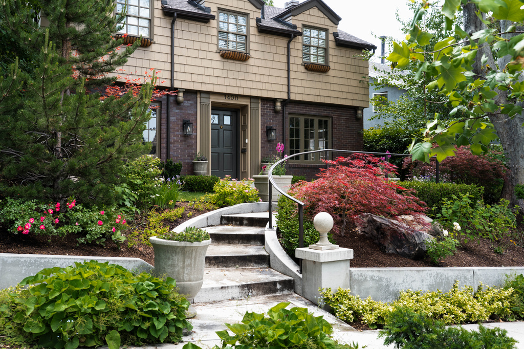 1400 PERRY AVE photo 3
