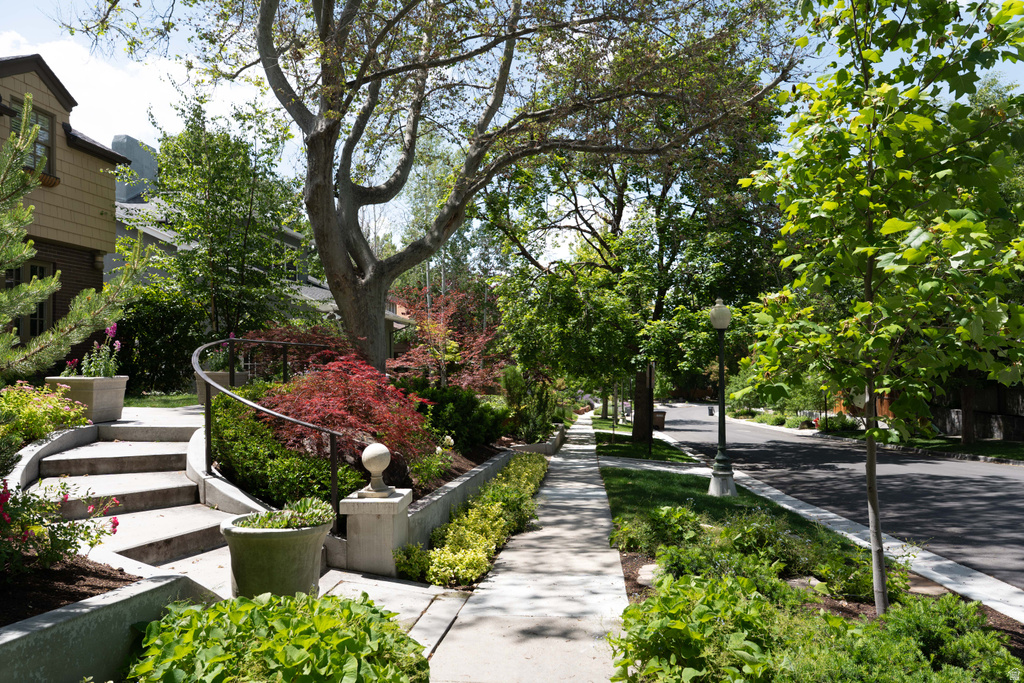 1400 PERRY AVE photo 4